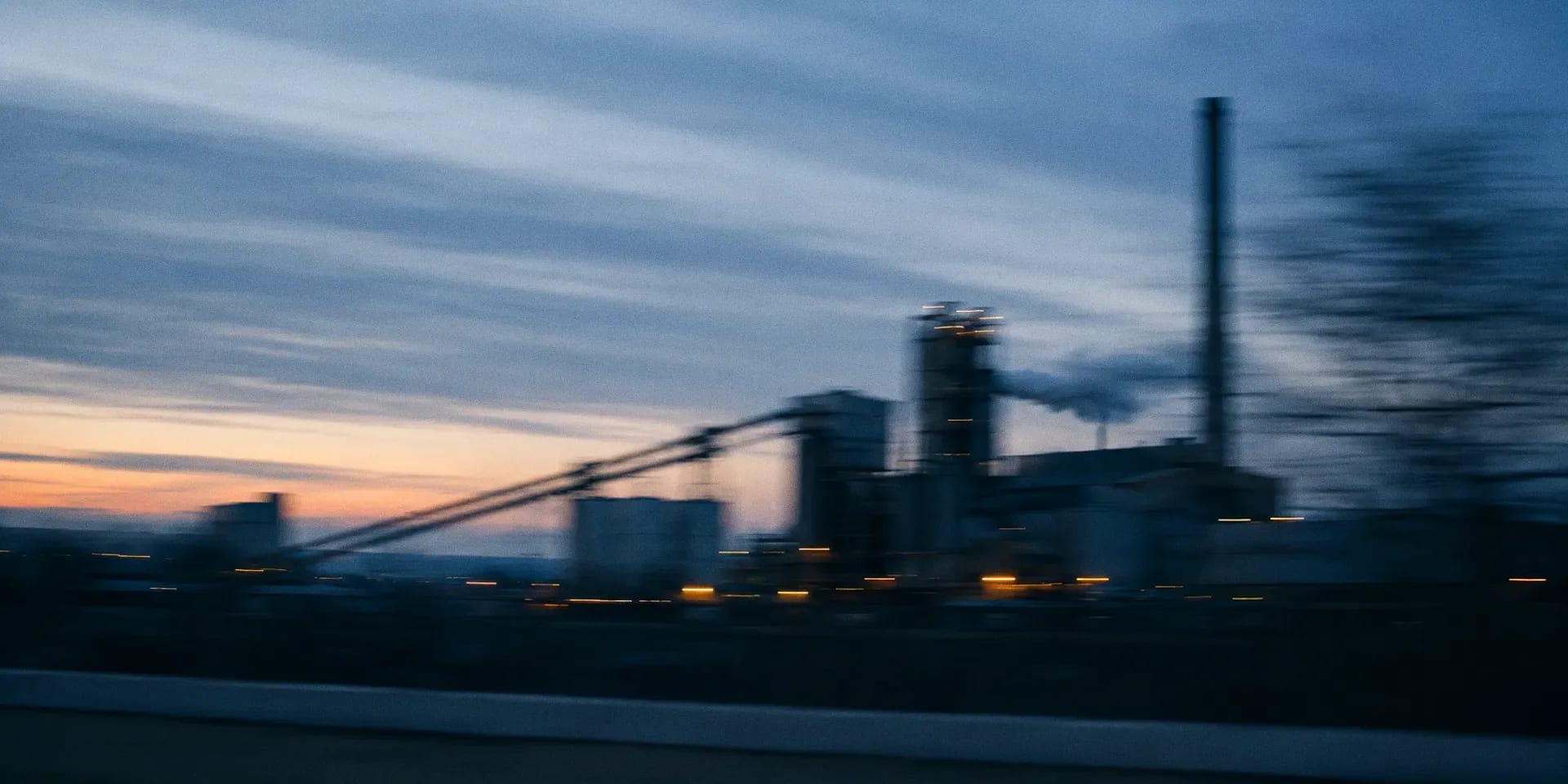 Usine au crépuscule, photographiée en mouvement